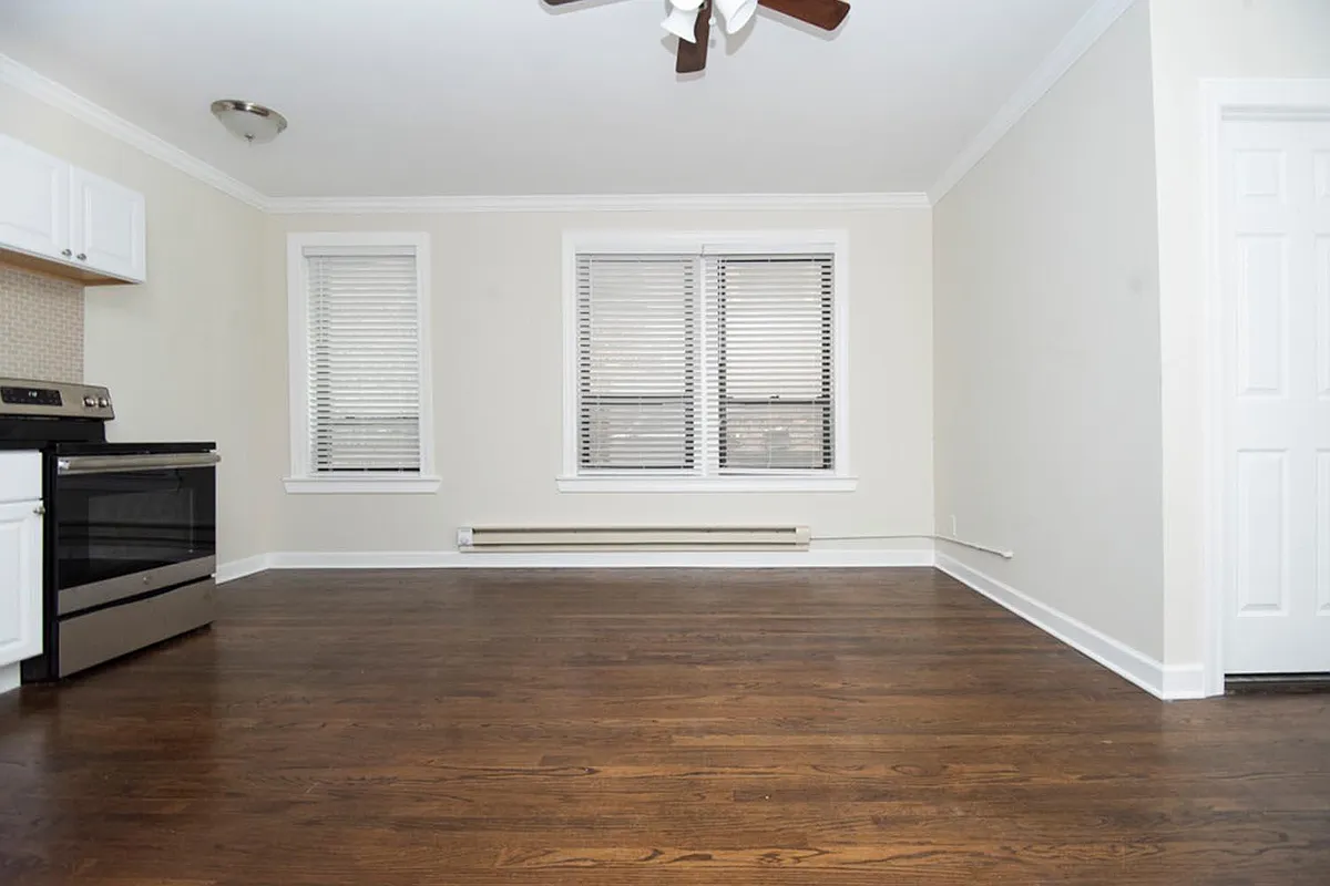 Building Photo - 3345 N Marshfield Ave #309