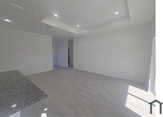 940 Sterling St E — Photo 10