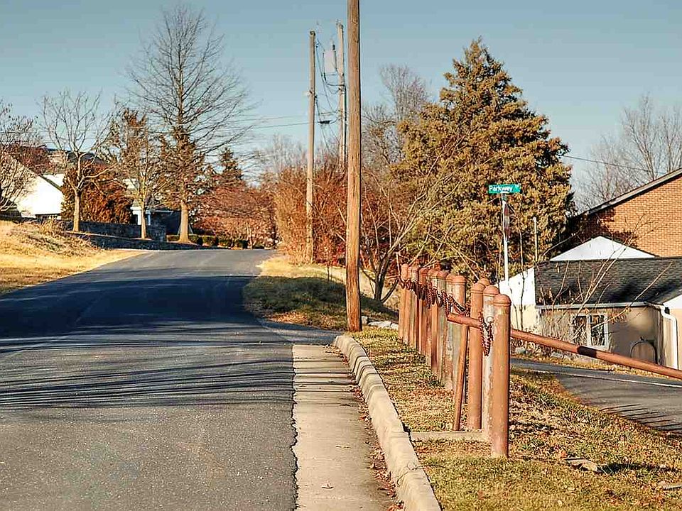 2nd image of 1450 Hillcrest Dr