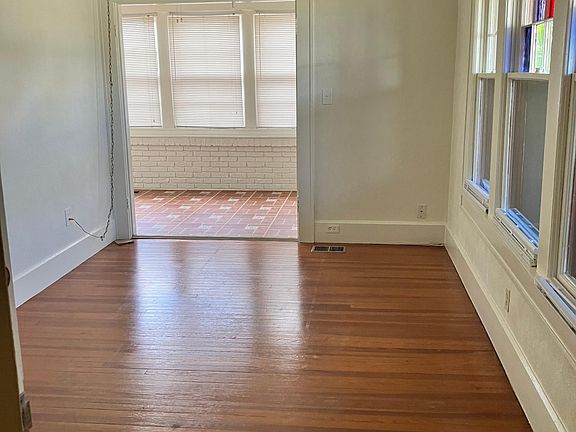 4th image of 1100 Beach Dr NE Unit 4