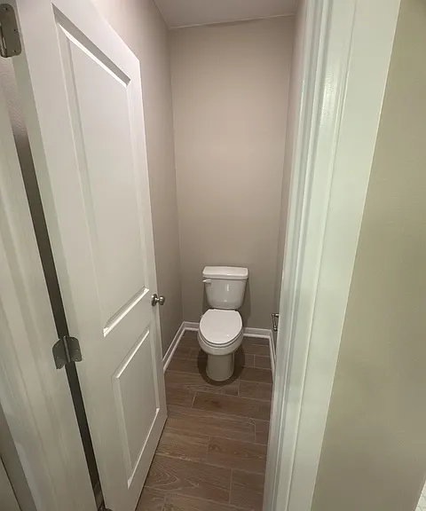 Toilet (Separate room)