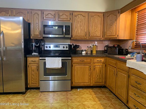 3rd image of 4910 Axtell Ave