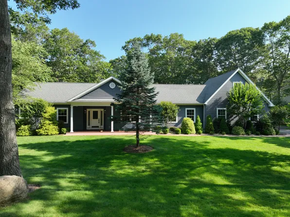 https://photos.zillowstatic.com/fp/063719497fb9526e643fd4ac013ebfe5-p_e.webp