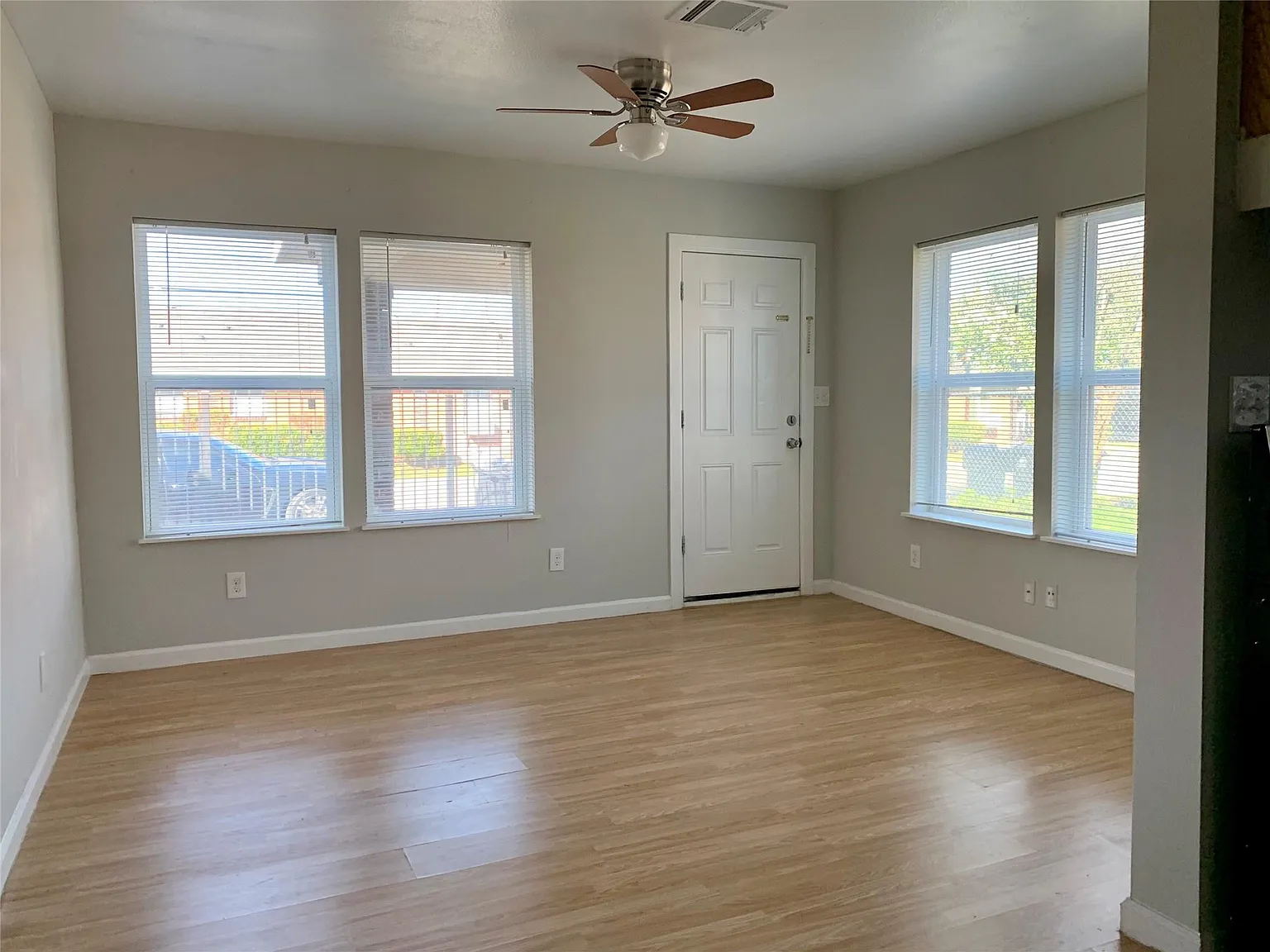 1 bed, 1.0 bath, 1218 sqft, $1,050 — Photo 2