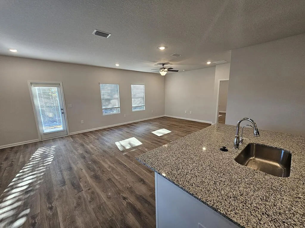 3 bed, 2.0 bath, 1580 sqft, $2,250 — Photo 4