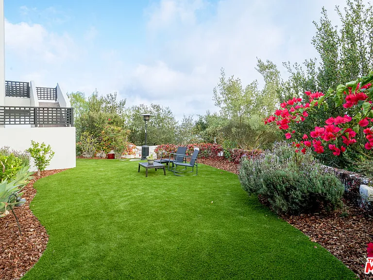 13211 Mulholland Dr — Photo 19