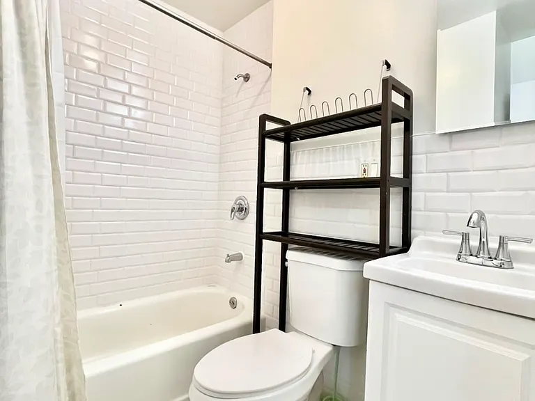1544 Gates Ave #2F — Photo 15