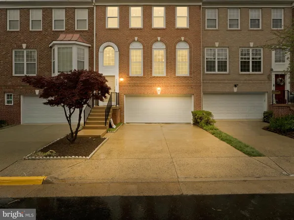 9332 Branch Side Ln, Fairfax, VA 22031