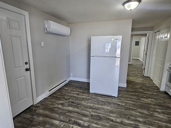 Kitchen: 13.5' x 9.6'