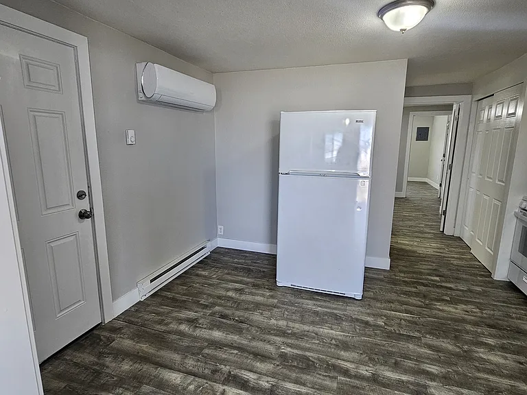 Kitchen: 13.5' x 9.6'
