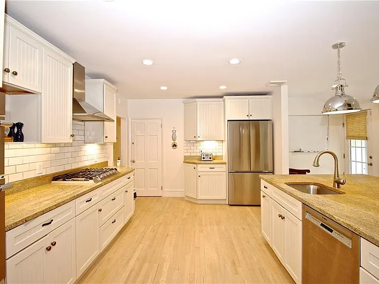 215 Coggeshall Ave — Photo 14