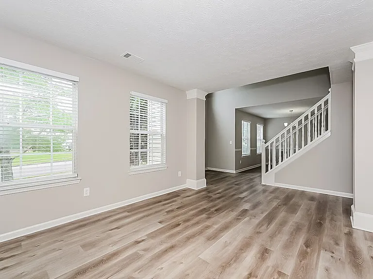 290 Hazelhurst Dr — Photo 5