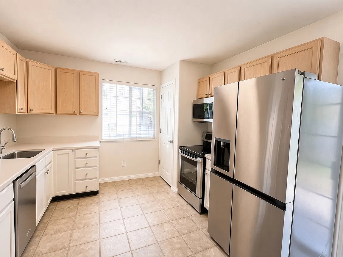3 bed, 2.5 bath, 1400 sqft, $2,500 — Photo 2