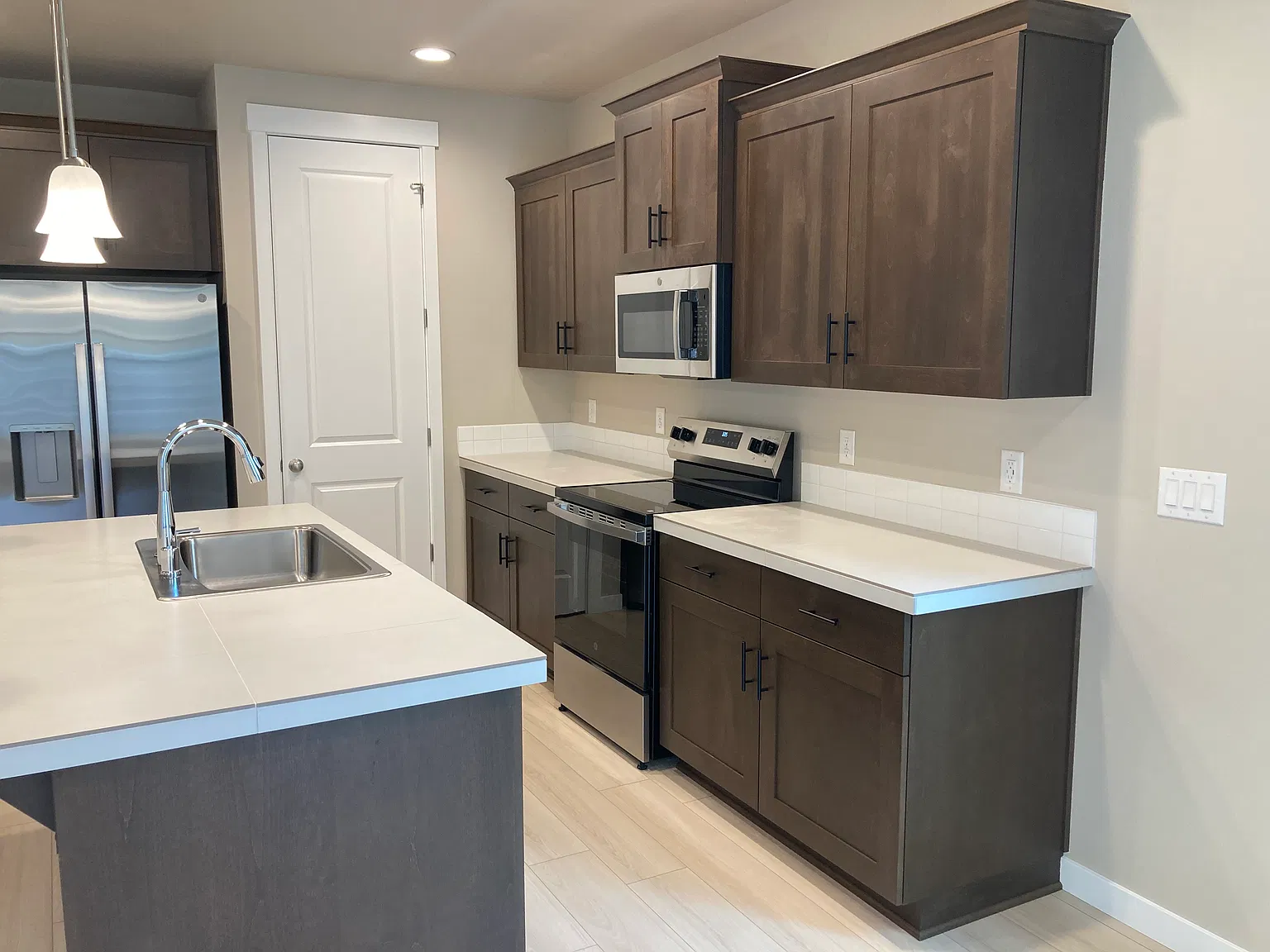 4 bed, 2009 sqft, $3,400 — Photo 3