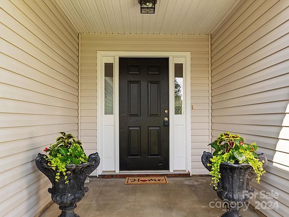 4th image of 125 Lantana Dr