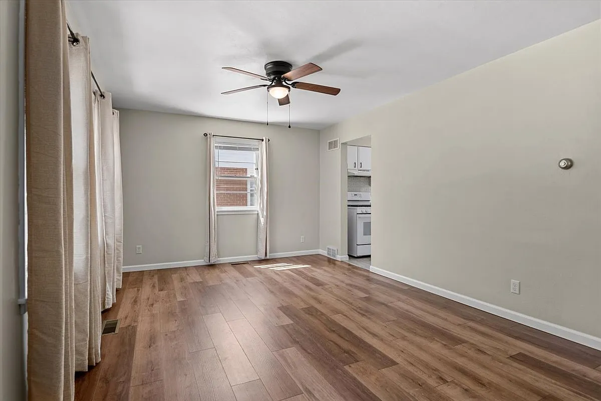 3 bed, 869 sqft, $1,600 — Photo 2