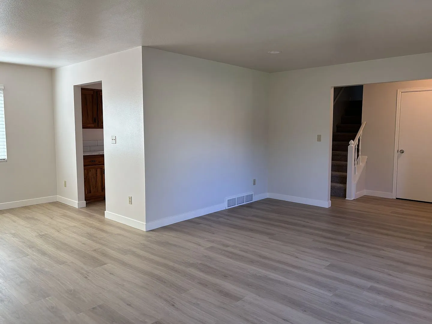 Beautiful 4 Bed, 2.5 Bath Home | Fenced Yard, Fireplace & Community Pool — Photo 4
