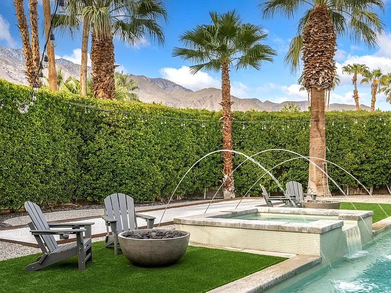 Pool fountains