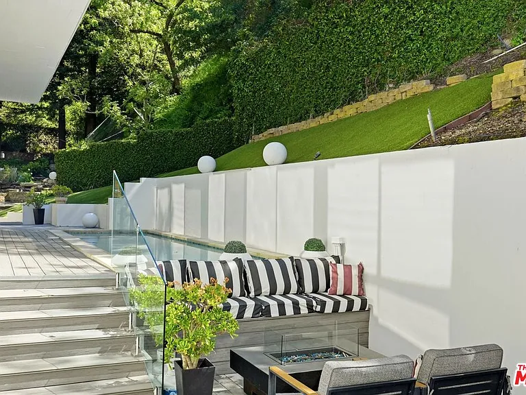 2350 Benedict Canyon Dr — Photo 34