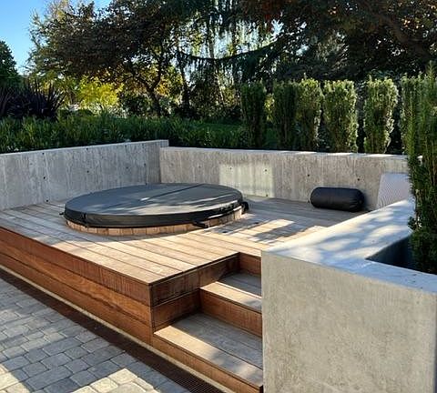 Gorgeous, cedar hot tub
