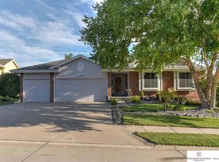 17208 Bohling Dr, Omaha, NE 68136