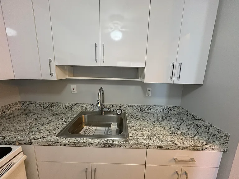 3 Kingswood E #A — Photo 5