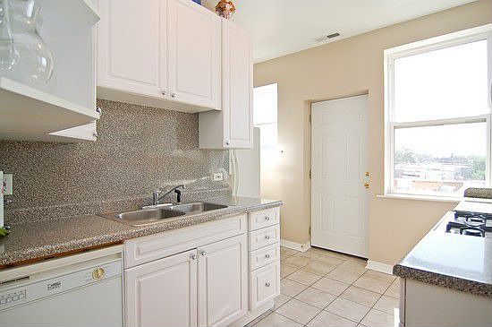 4th image of 2811 W Ainslie St #3W