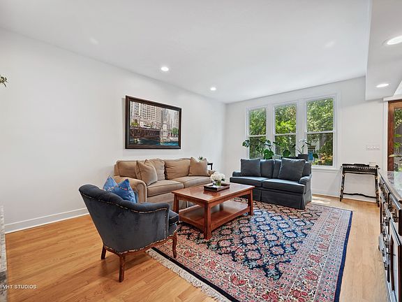 5th image of 1218 W Oakdale Ave