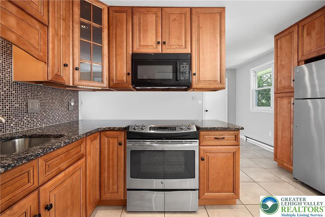 3 bed, 1.0 bath, 1232 sqft, $2,600 — Photo 3