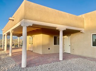 11 La Guardia Rd, Ranchos De Taos, NM 87557