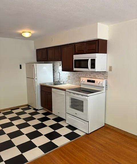 238 Syndicate St S #2 — Photo 2