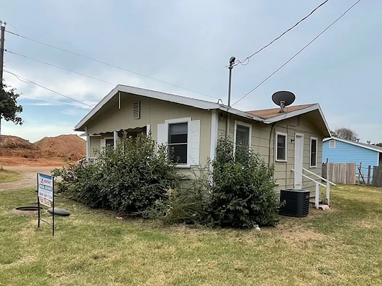2814 W Shady Shores Rd — Photo 2