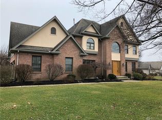 124 Old Carriage Dr, Englewood, OH