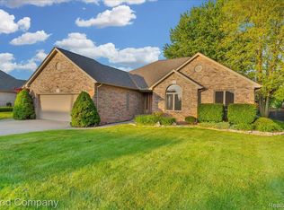 51414 Pinewood Dr, Macomb, MI