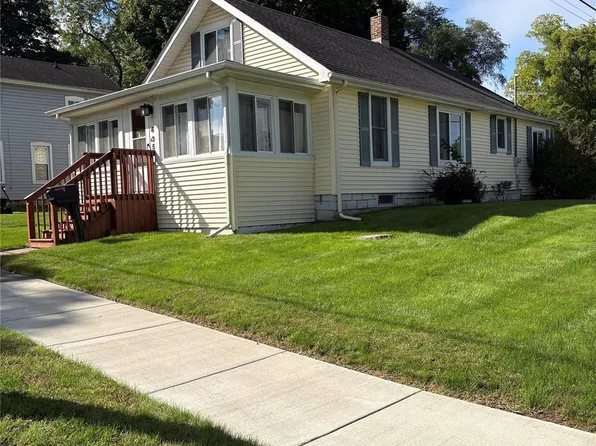 435 N Oak St, Fenton, MI 48430
