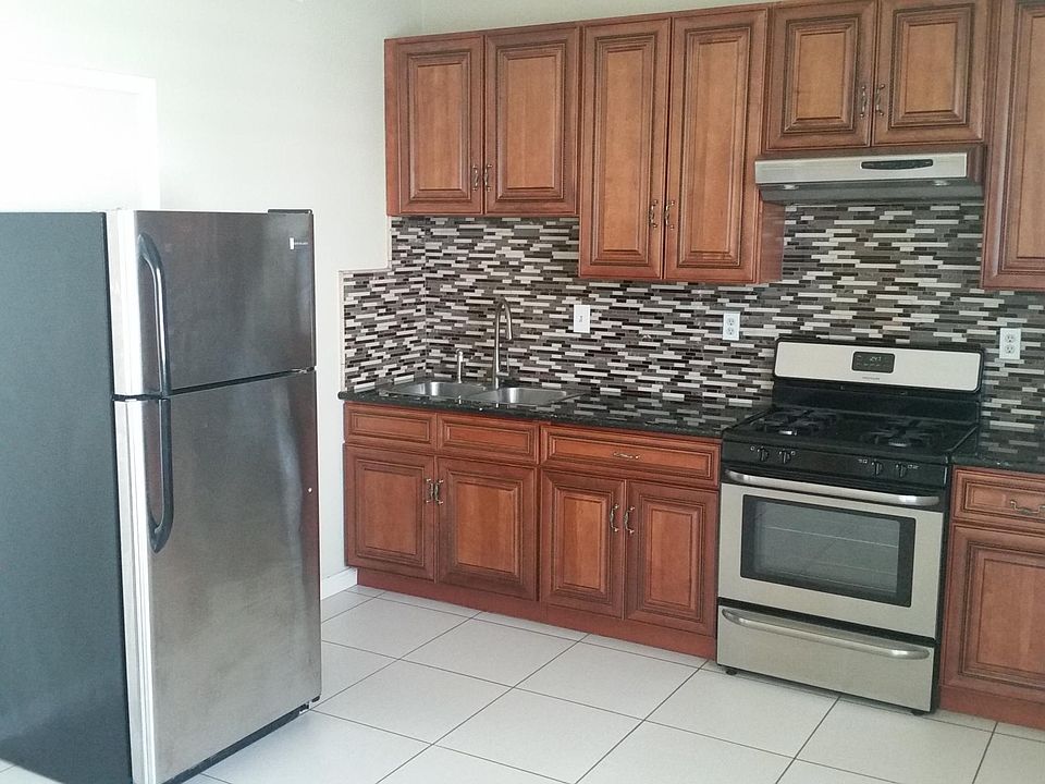 1st image of 210 Tarragon Ave