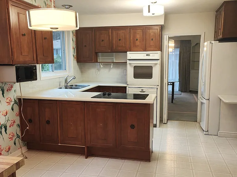 85 Shaughnessy Blvd #WHOLE HOUSE — Photo 5