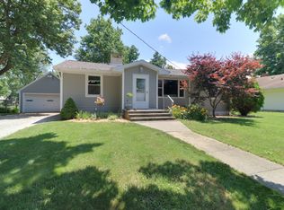 411 NE 2nd St, Hopedale, IL