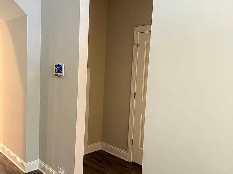 306 Clarendon Ct — Photo 3