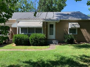 206 E Powell Ave, Mc Leansboro, IL 62859