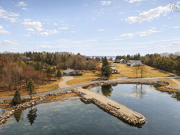 3rd image of 435 Martins Point Rd