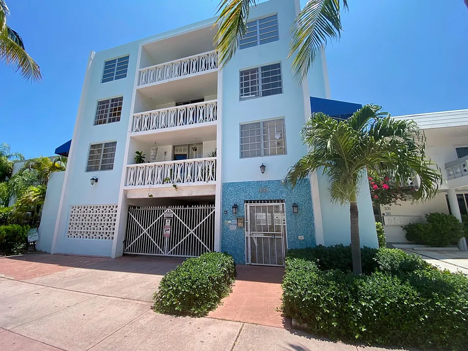 335 Collins Ave #403