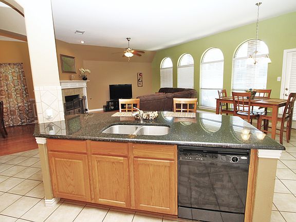 5th image of 838 Greenwood Dr