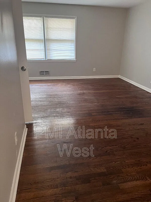 5 bed, 2.0 bath, 2087 sqft, $2,000 — Photo 2