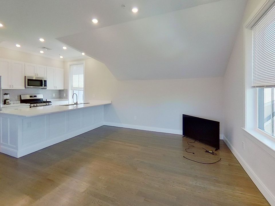 1st image of 79 Linden St #5
