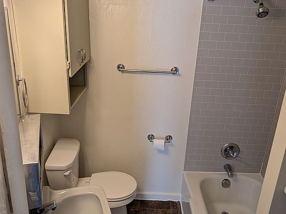 5th image of 124 Newtown St #2