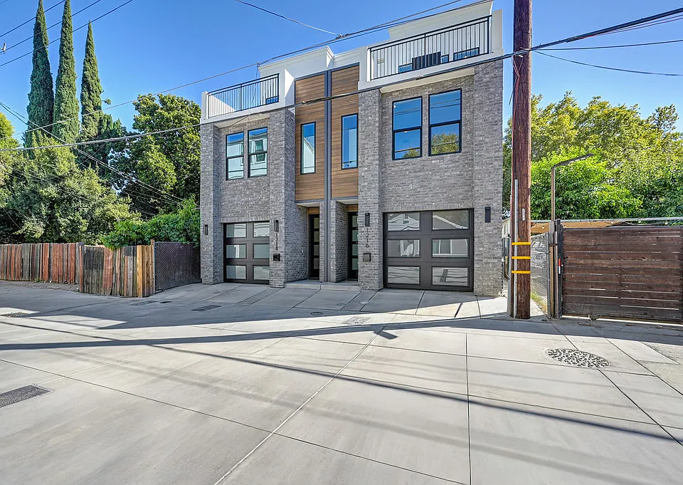 1220 Uptown Aly