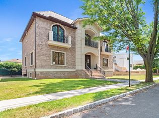 636 W Fingerboard Rd, Staten Island, NY 10305