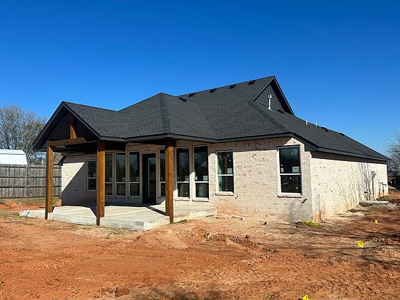 2nd image of 2319 Oakridge Dr