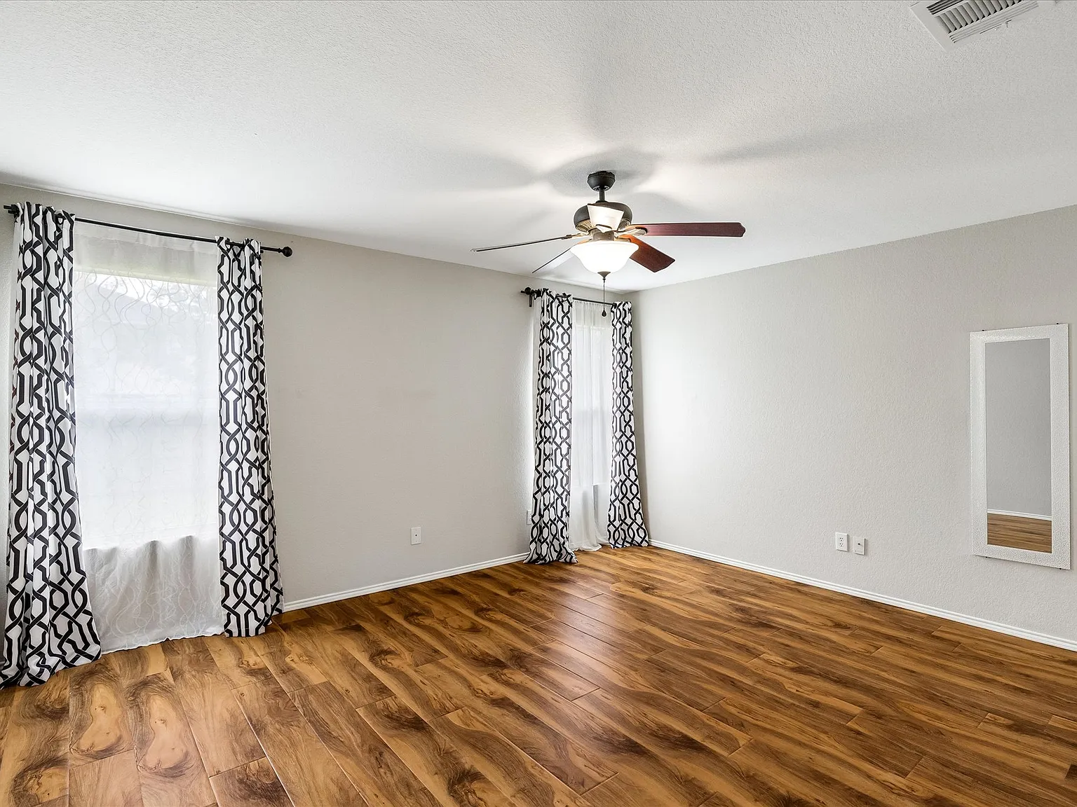3 bed, 1938 sqft, $2,200 — Photo 2